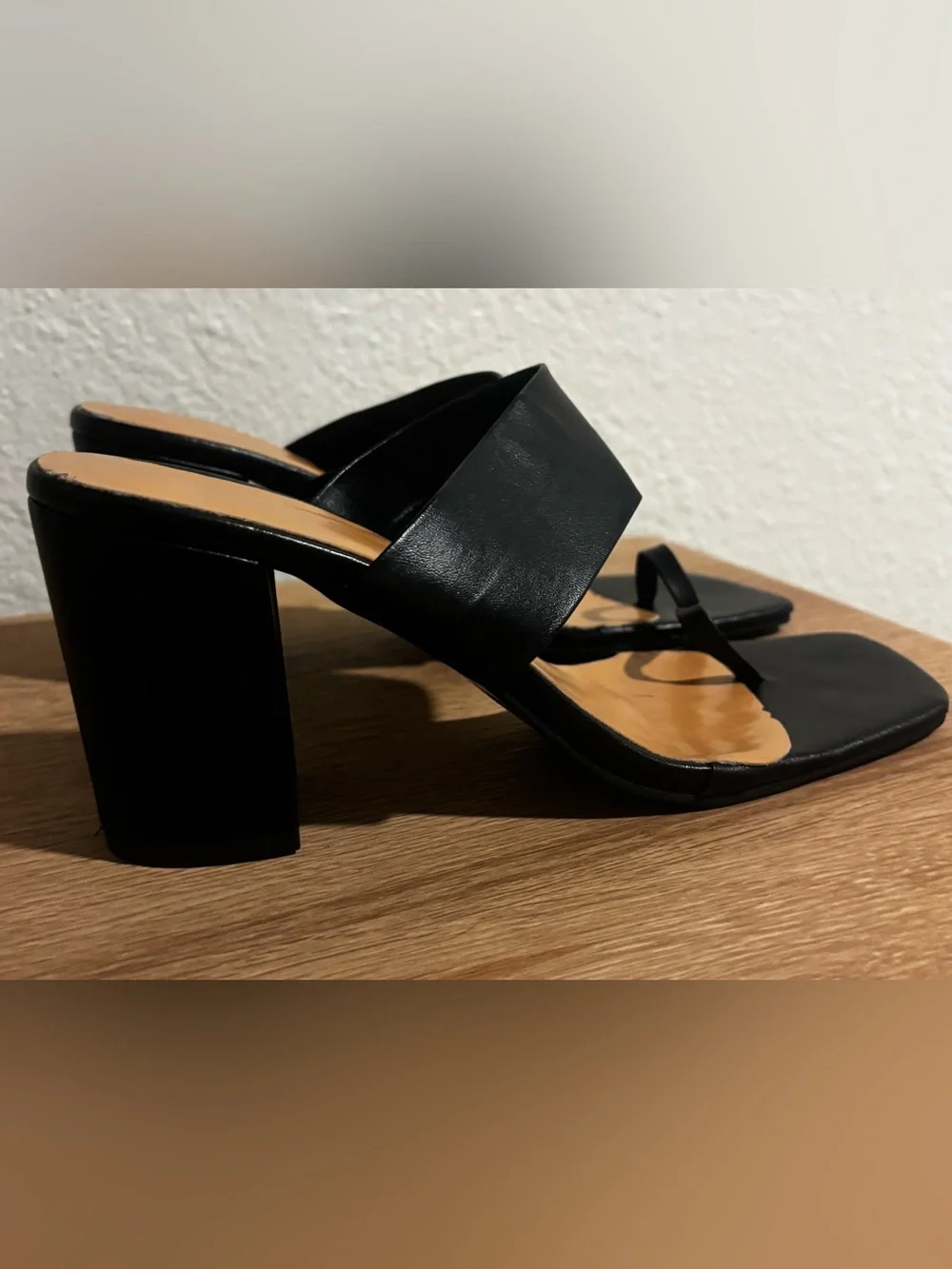 Women’s Black Slide Toe-Ring Sandals